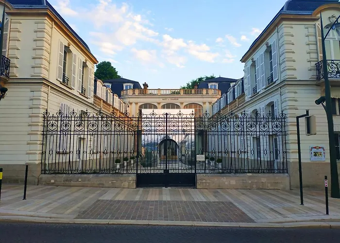 Champagne Apartment *